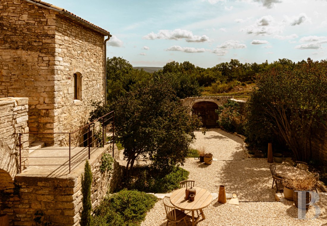 Dans le Gard, en bordure de l’Ardèche, un ancien mas restauré au milieu des oliviers, des vignes et des lavandes - photo  n°47